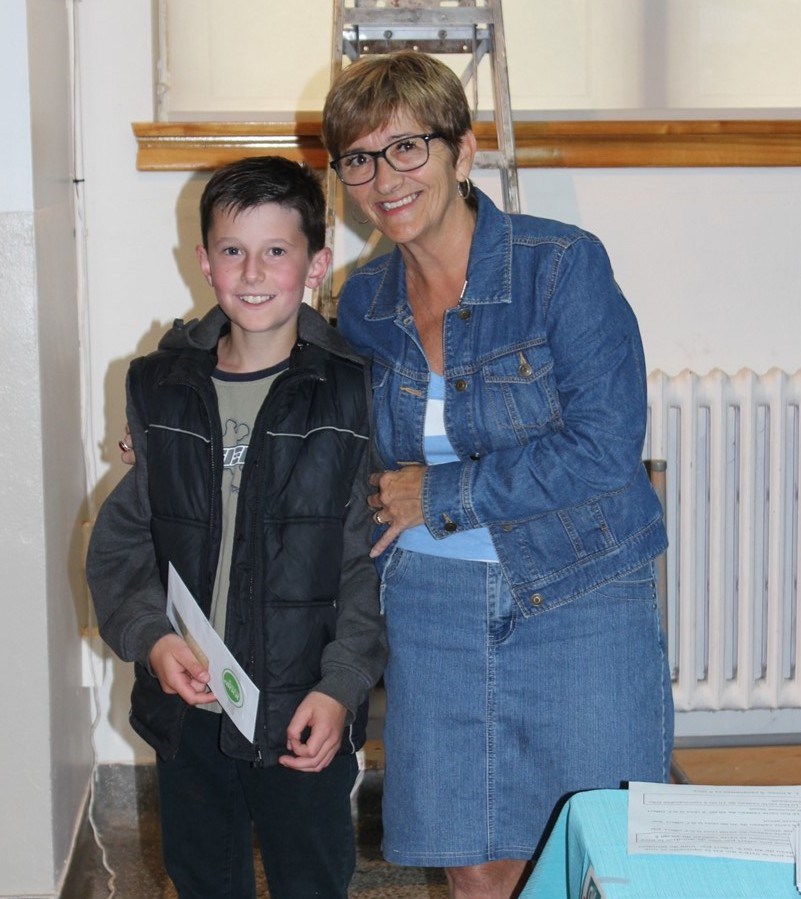 La mairesse Sylvie Bureau avec un jeune gagnant.