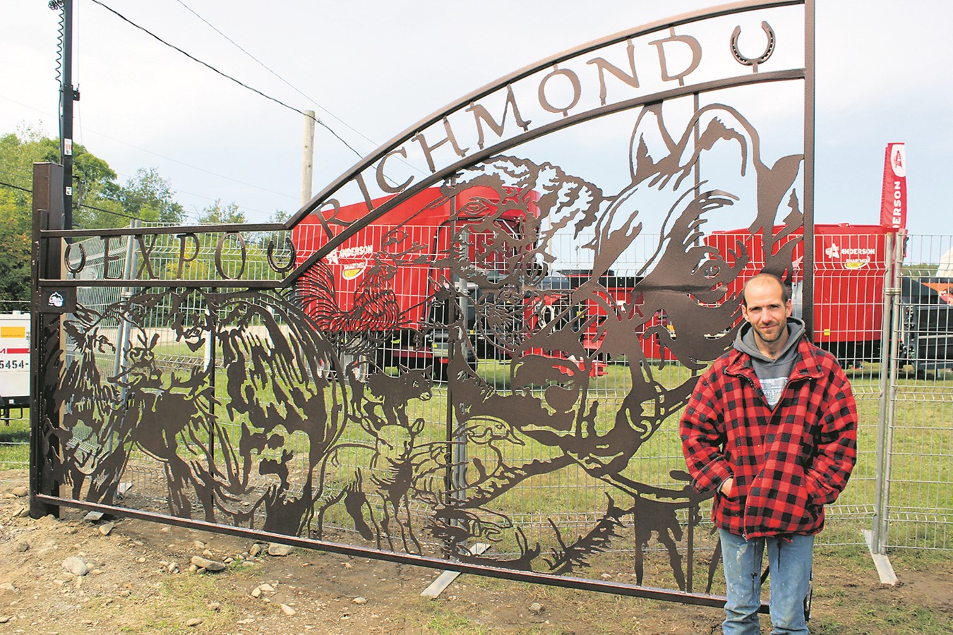 Danny Perkins près de l’une de ses six barrières ornementales remis à l’Exposition du comté de Richmond.