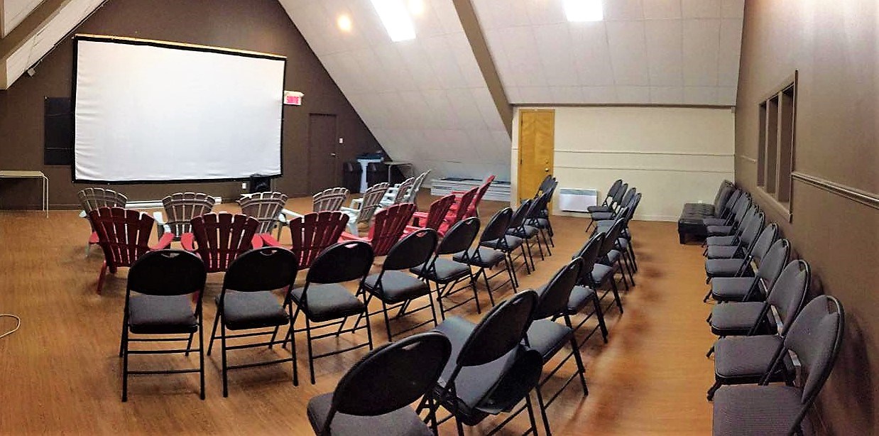 La salle peut accueillir quelque 60 personnes à la fois, ce qui lui confère un certain cachet particulier, à la fois fort convivial et intimiste.