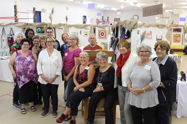 Artistes, artisan(e)s et membres du comité culturel.