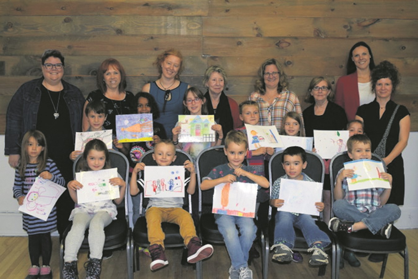 Des gagnants et des partenaires! Assis : Jade Bélanger Dufresne, Isaac Bruneau, Laurent Brown, Étienne Drapeau et Nathan Blais. Debout (enfants) : Émilie Poitras, Gaël Turcotte, Sacha Brien Lacroze, Kaïla Ruault, Heïdy Saint-Amant, Solange Auger et Jasmine Saint-Laurent. Debout (adultes) : Marie-Andrée Ménard de la MRC, Nancy Richard du CPE Magimo, Michèle Laberge du CDC, Ginette Gingras d’Écrimots, Caroline Thibault de la Maison des Arbrisseaux, France Dubois de la bibliothèque Yvonne L. Bombardier, Cathy Varnier de Valfamille et l’artiste Marylène Roy.