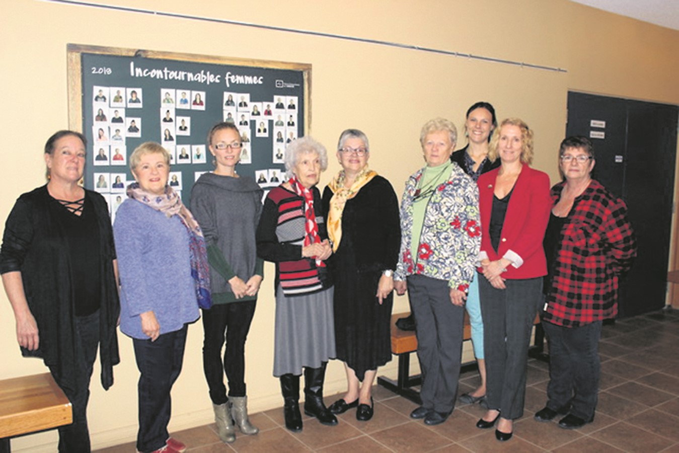 Des femmes de diverses générations qui ont participé à la réalisation de la mosaïque. De gauche à droite : Claire Morazain, conseillère municipale de Kingsbury; Jacqueline Demers, membre du Centre des femmes du Val-Saint-François; Cynthia Pigeon, des Ballets classiques de Richmond; Denise Lupien: Martha Hervieux, mairesse de Kinsbury; Berverly Taber-Smith, de la Société d’histoire du comté de Richmond; Cathy Varnier, conseillère municipale de Richmond; Cindy Jones, conseillère municipale du Canton de Melbourne et Lorraine Denis, directrice générale du Musée de l’ardoise.