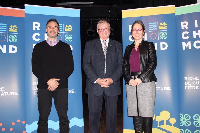 Au milieu de la photo, le maire de Richmond Bertrand Ménard, entouré du représentant de la firme, Jean-François Chouinard, et la présidente de Morin communication marketing de Drummondville, Nancy Morin.