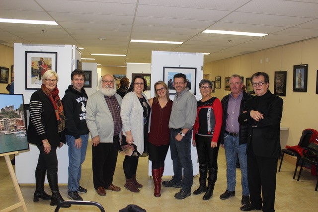Élus municipaux et exposants accompagnés de Pierre Pinard.