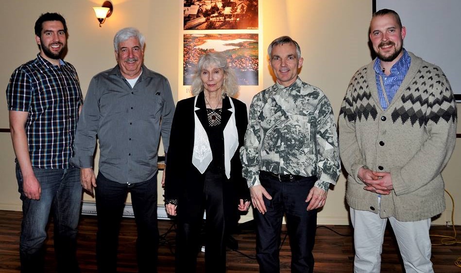Les principaux responsables de la tenue de cette deuxième soirée sur l’histoire de Danville, de gauche à droite : Pierre-Étienne Parent, Normand Desharnais, Lori Poisson, Richard Letendre et Guillaume Desharnais. Crédit pour la photo : Michel Lafrenière.