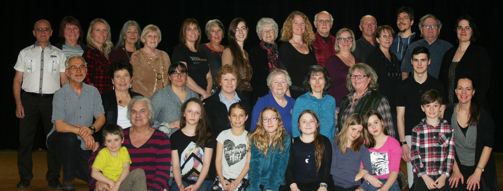 « Les gens de chez nous » regroupant les solistes et choristes en présence de Marie-Anne Catry (à l’extrême droite, première rangée)