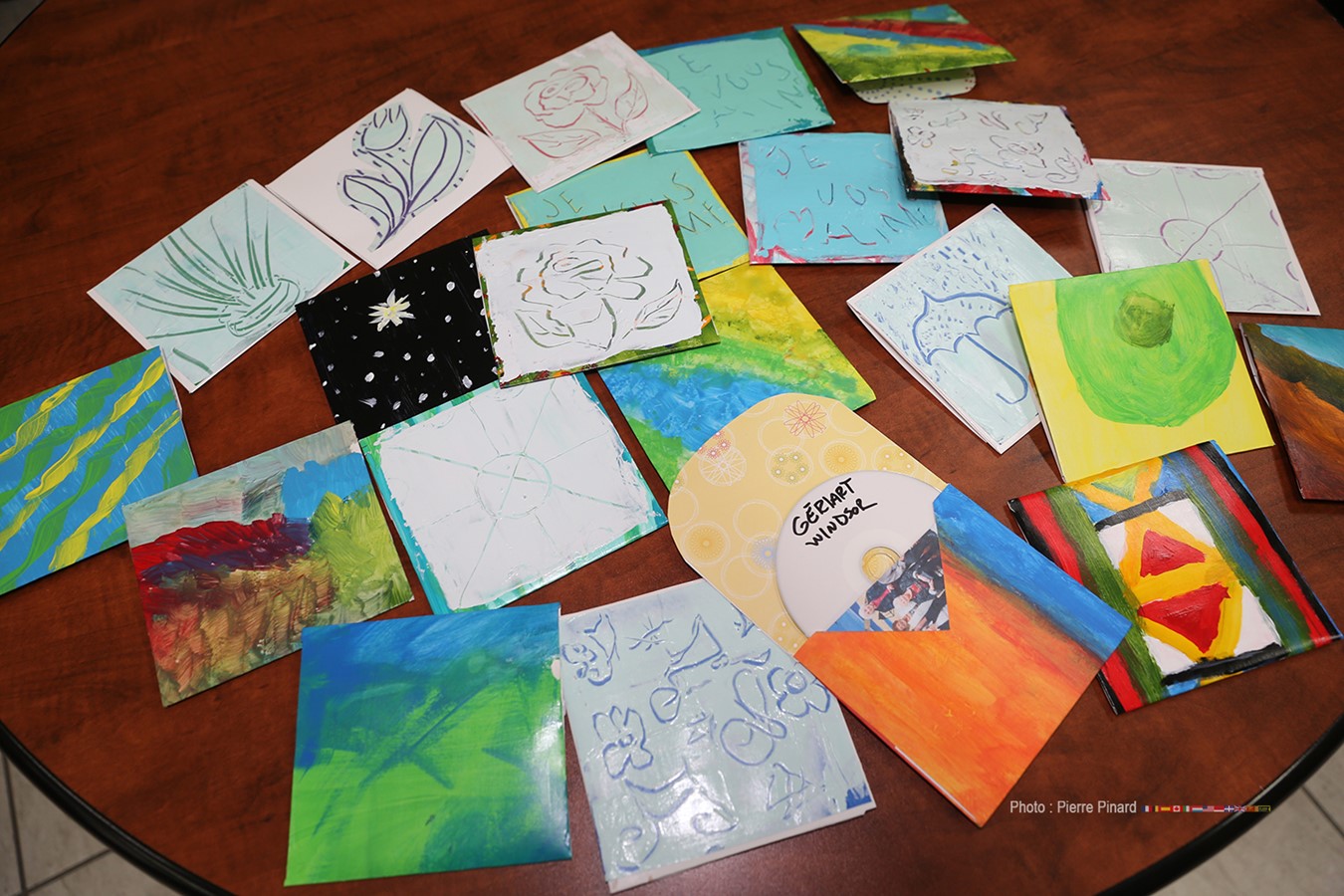Des pochettes de disque peintes à la main qui ont été appréciés des aînés.
