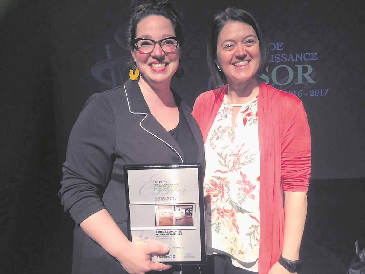 Barbara Meilleur, enseignante d’arts plastiques et Rachelle Mailhot, directrice des services pédagogiques de l’École secondaire de Bromptonville lors de la remise des prix.