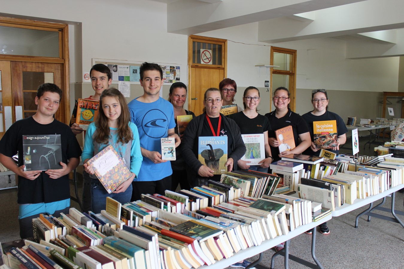 Des lecteurs et lectrices, la Lt, Brigitte Yargeau (à l’avant, au centre) et des membres du Corps de cadets.