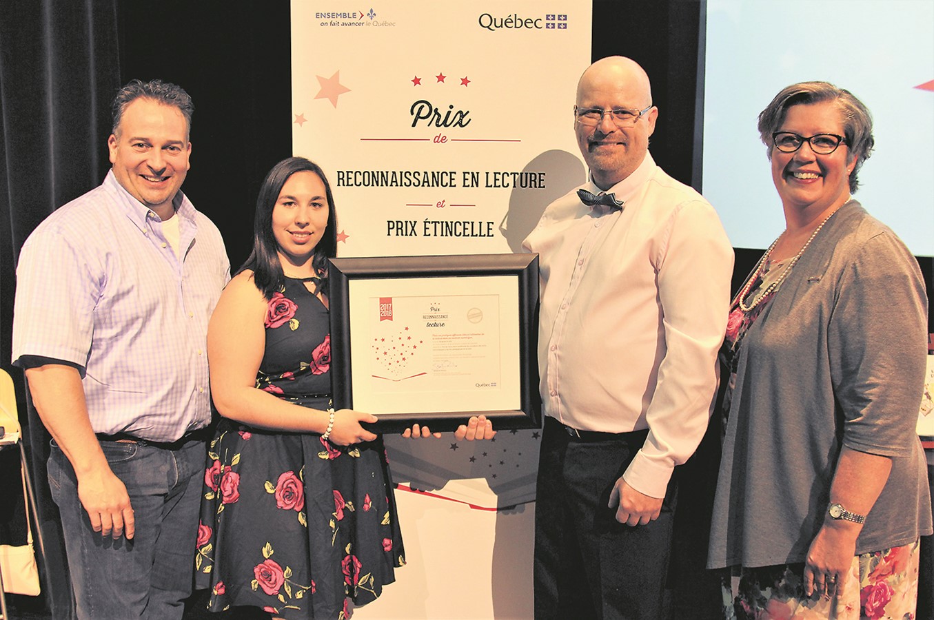 M. Jean-Philippe Bachand, Président de la Commission Scolaire des Sommets, Mme Alexandra Lombardi, stagiaire en 5e et 6e, M. Sylvain Lévesque, professeur titulaire de la classe de 5e et 6e année, et Mme Édith Pelletier, Directrice générale de la Commission Scolaire des Sommets.