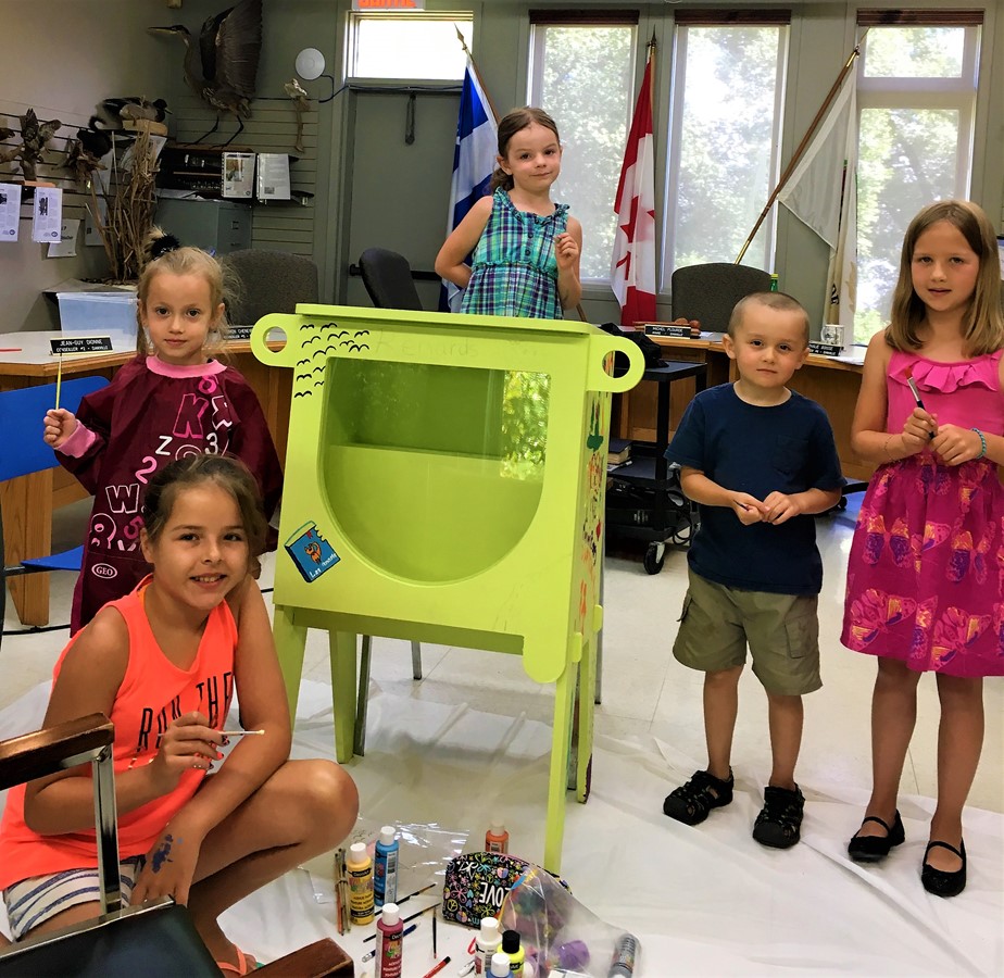 La municipalité de Danville a accueilli les 4 jeunes dont le dessin a été retenu pour illustrer ce 4ième croque-livres : soit Maélie Jacques, Danyck Maurice, Sabryna Briza, et Léonie Gendron.