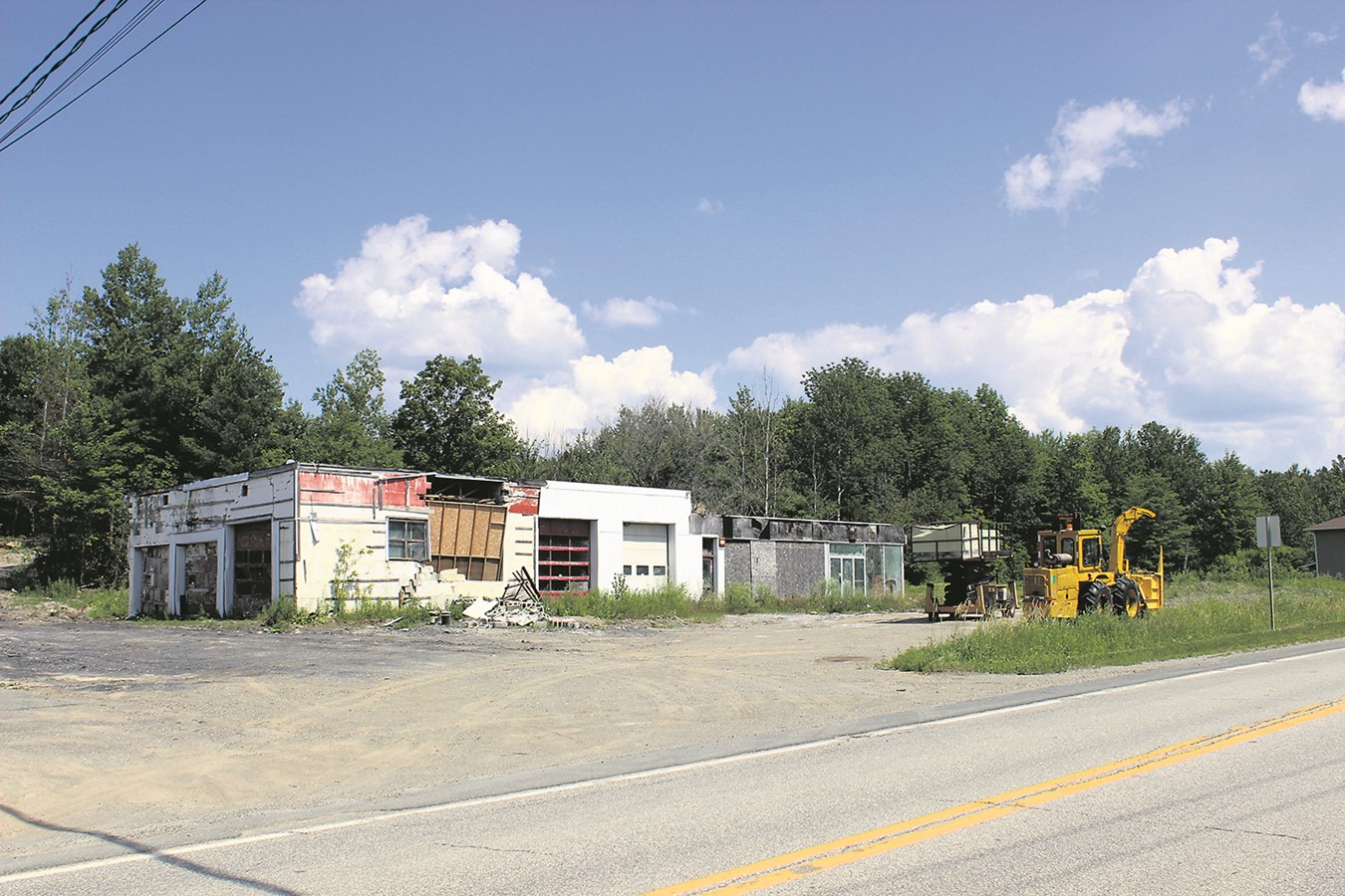 Les machineries et véhicules ont quitté l’endroit, à part une souffleuse et un élévateur, et le terrain a été nivelé en bordure de la route 143. Il reste maintenant la démolition de l’ancienne concession Chrysler.