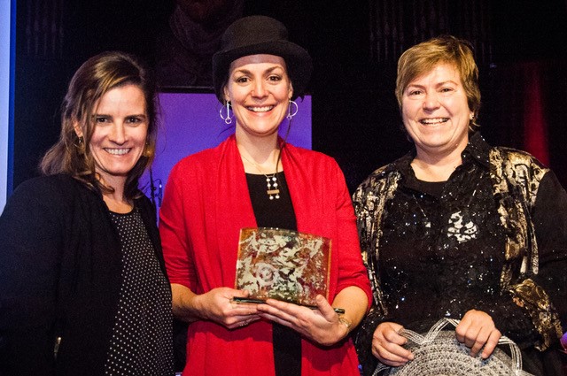 Marie-Anne Catry recevant le prix Excellence Culture-Estrie en novembre dernier. À partir de la gauche : Myriam Leblond de la Fabrique Culturelle de Télé-Québec, Mme Catry et Sylvie Bergeron, présidente du Conseil de la Culture de l’Estrie.