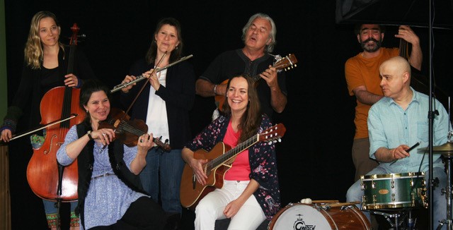 Marie Anne Catry au centre de la photo, accompagnée de musiciens œuvrant sur le territoire estrien.