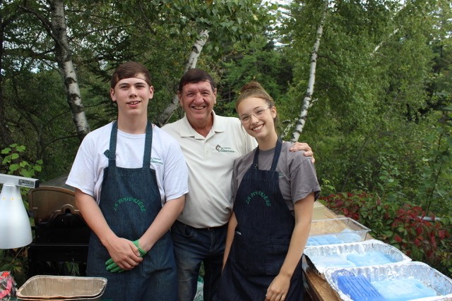 Jonathan Carrier, André Houle et Julianne Thibodeau étaient aux commandes des repas et breuvages. 