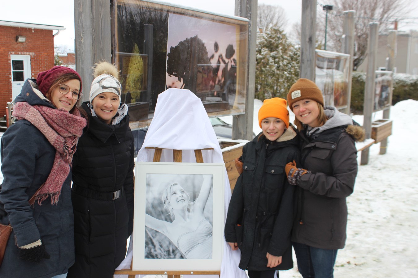 Une très belle photo de Sarah-Ève. Les deux enseignantes accompagnées d’Annie Lussier et de sa fille Charlou Vallières.