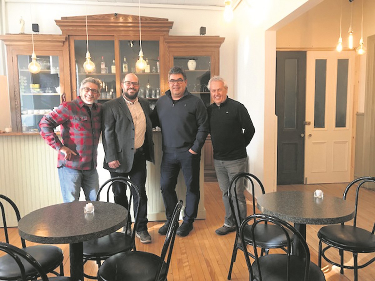 De gauche à droite : Daniel Harvey, secrétaire-trésorier du Centre d’Art (CA) de Richmond; Dominic Pearson, président du CA; Yves Ducharme, président de Construction Vergo et François Tétreault, directeur général et artistique du CA rassemblés dans le nouveau café-bar.