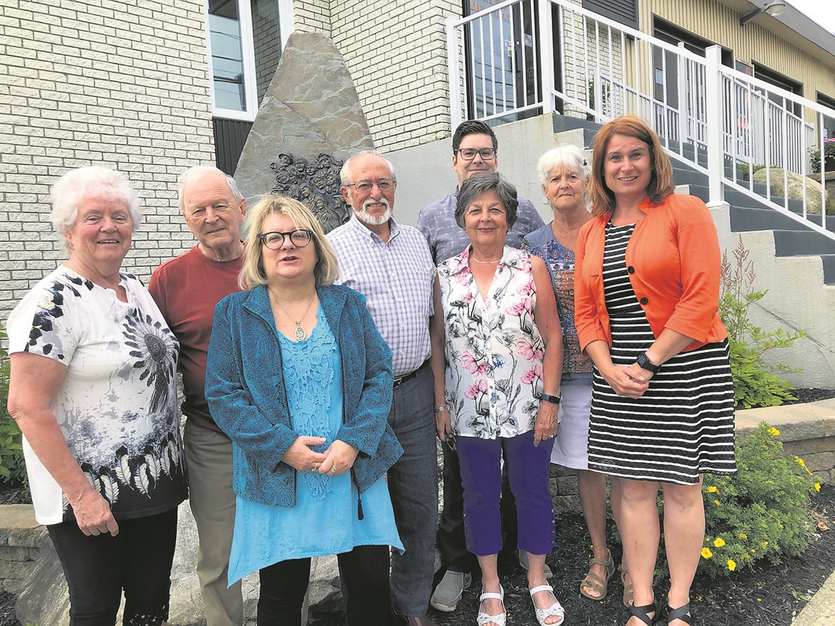 Le Comité de pilotage : Florianne Richard, Alvin Doucet, Marlène Delisle, le maire Gérard Messier, Pier-Étienne Deslandes, Nicole Gagnon, Suzanne Coulombe et Jacynthe Bourget, directrice des Services municipaux. Absentes lors de la photo : Cindy Boisvert, Monia Laramée et Monique McClemens.