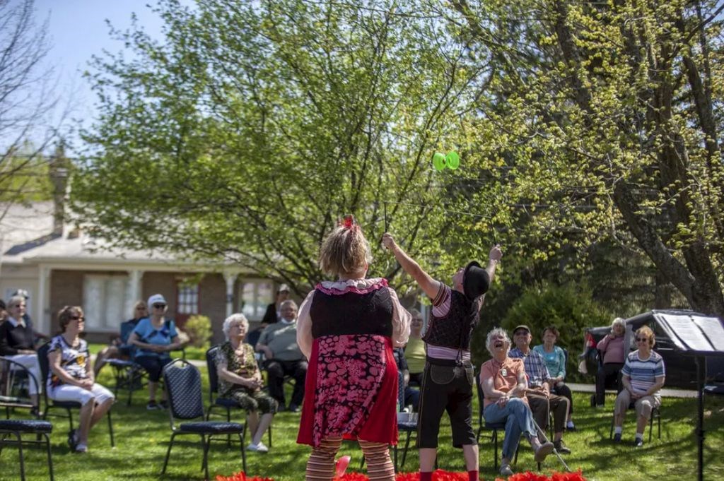 Une vingtaine de spectacles ont été présentés dans douze résidences pour personnes âgées dans les MRC des Sources et du Val-Saint-François au courant de l’été. (Photo fournie: Simon Roberge, Initiative de journalisme local)