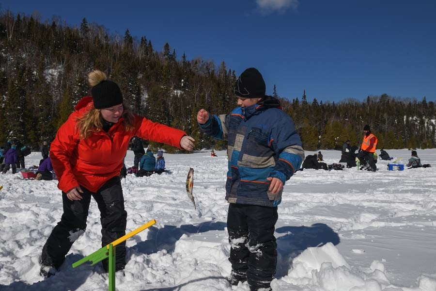 Lac Stoke : Des pêcheurs en herbe sur la glace!