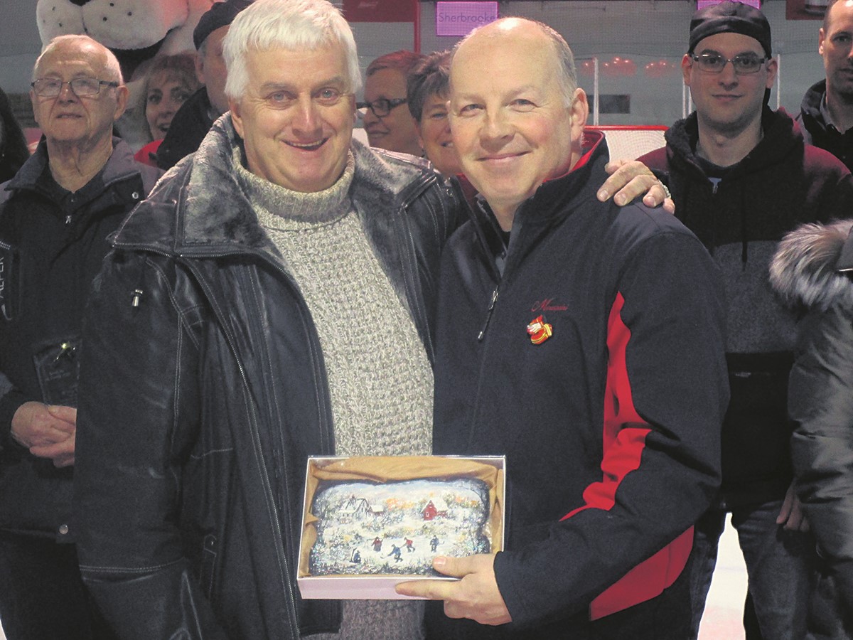 Remise du cadeau-souvenir au président d’honneur