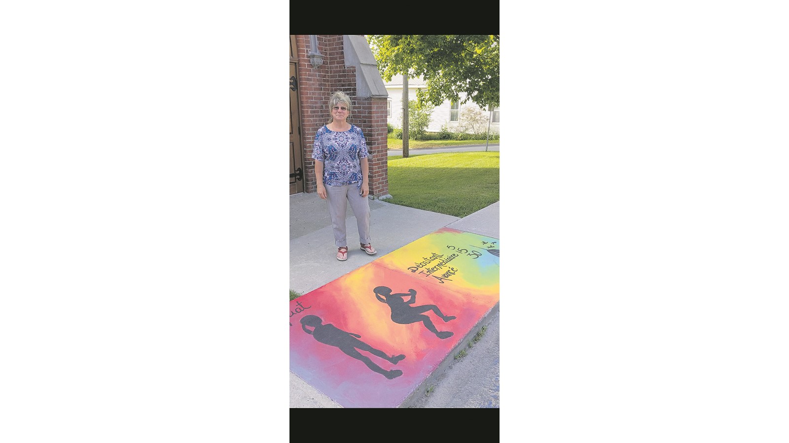 Mme Nathalie Boissé conseillère à la ville de Danville, devant l’une des trois fresques d’exercices présentes sur les trottoirs de la ville.