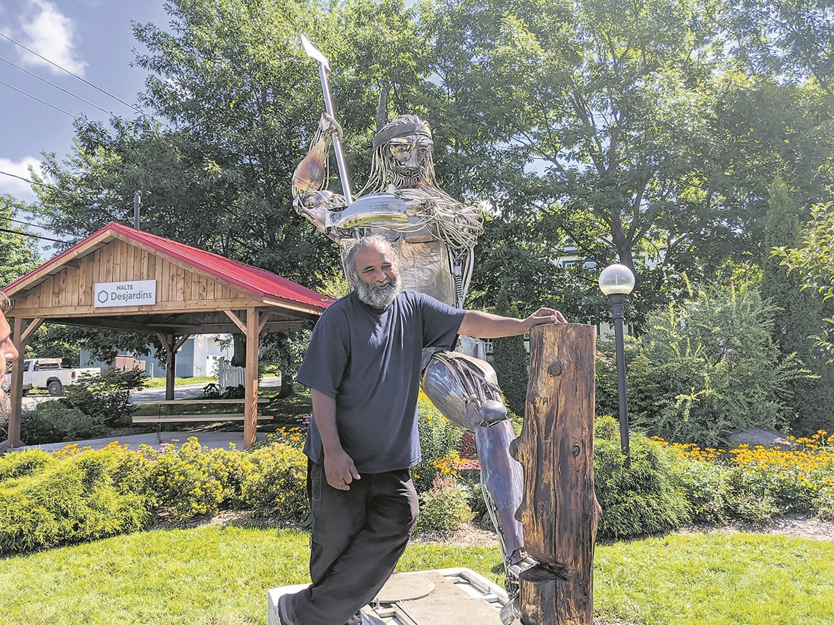 Un nouveau bûcheron fait d’acier surplombe le cœur de Saint-Adrien