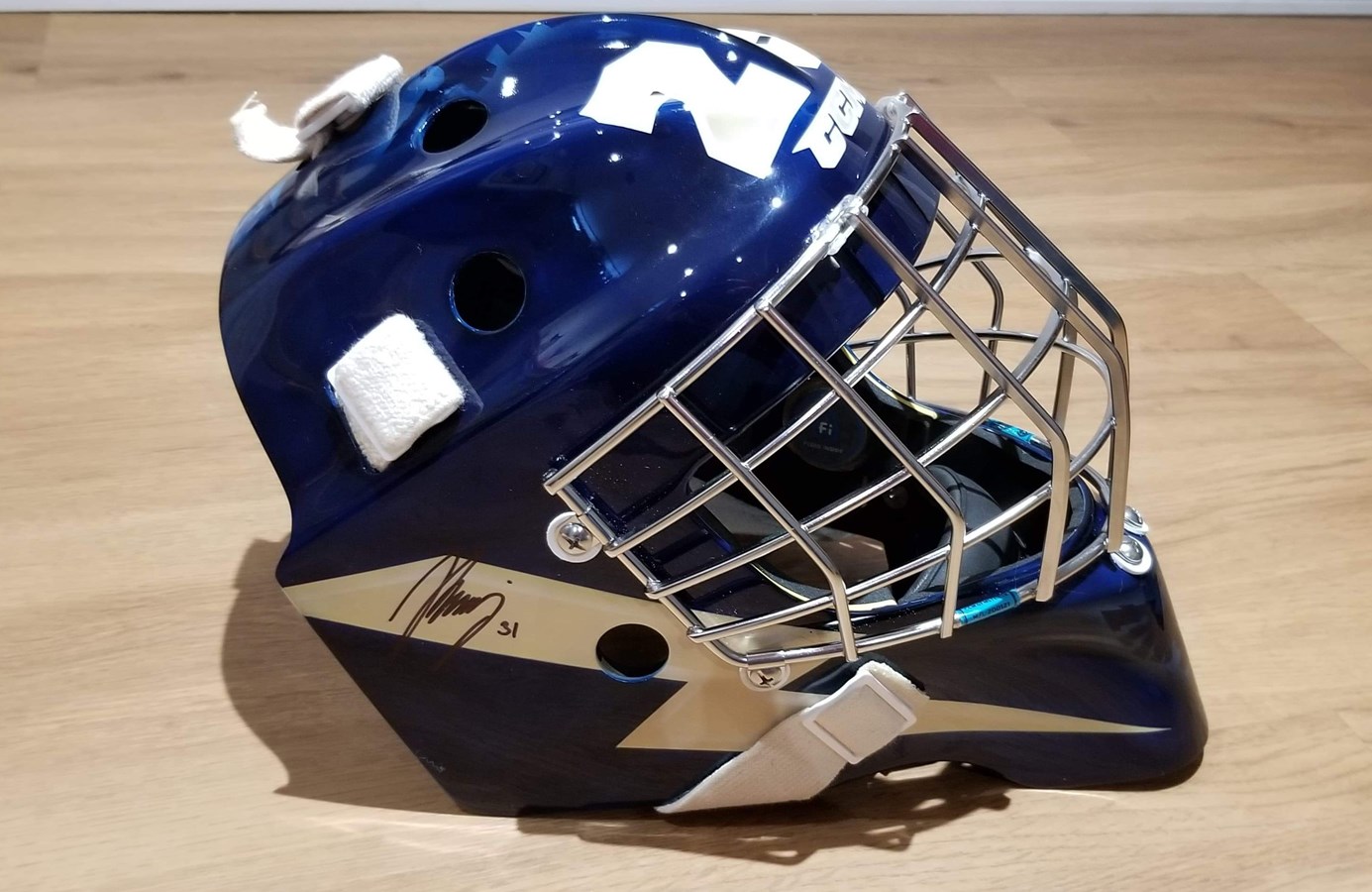 Hugo reçoit son casque personnalisé