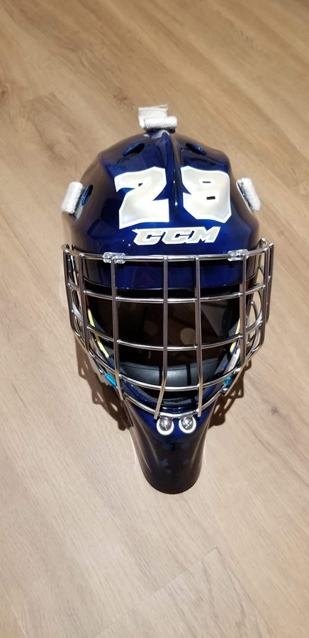 Hugo reçoit son casque personnalisé