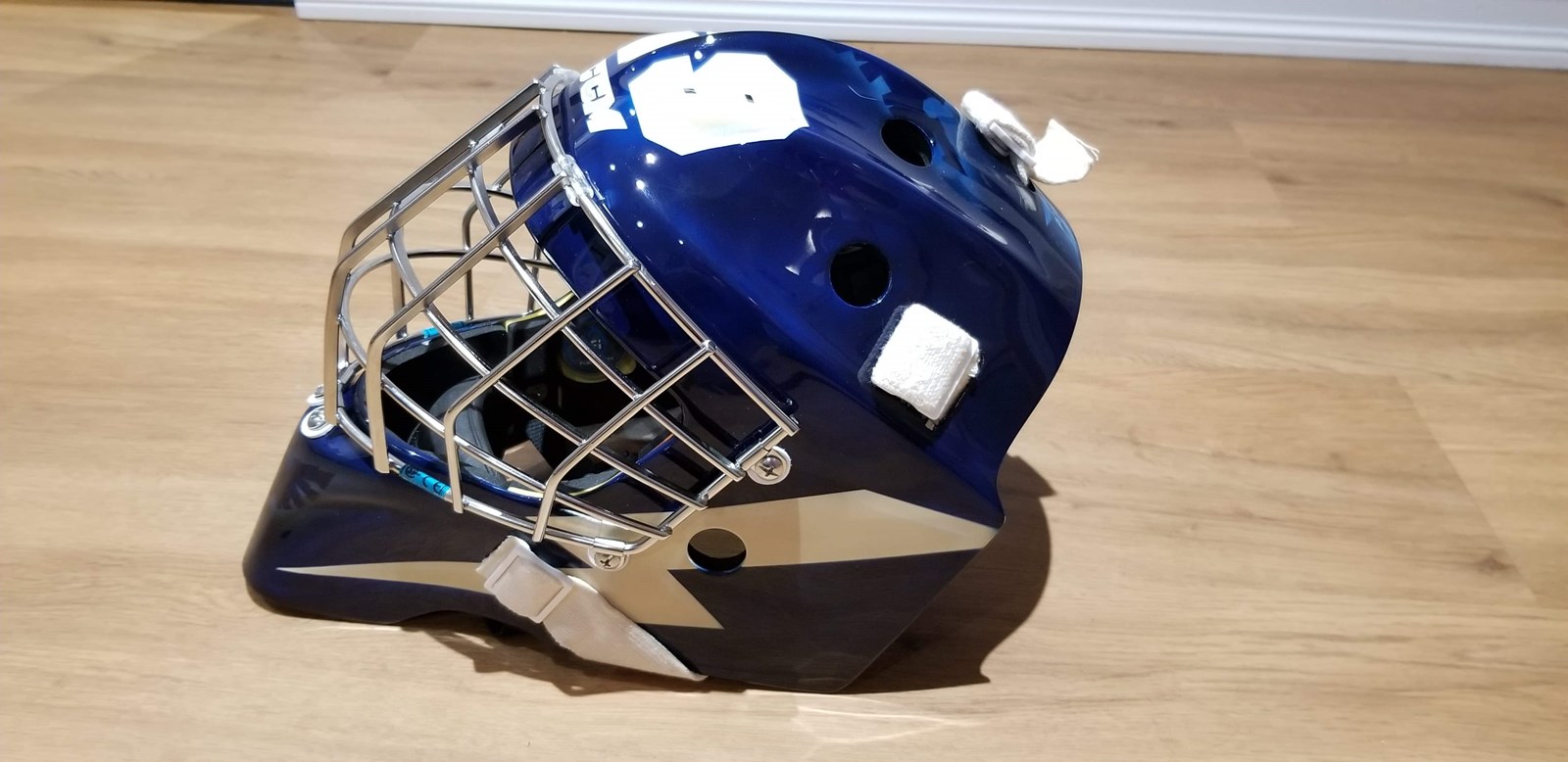Hugo reçoit son casque personnalisé