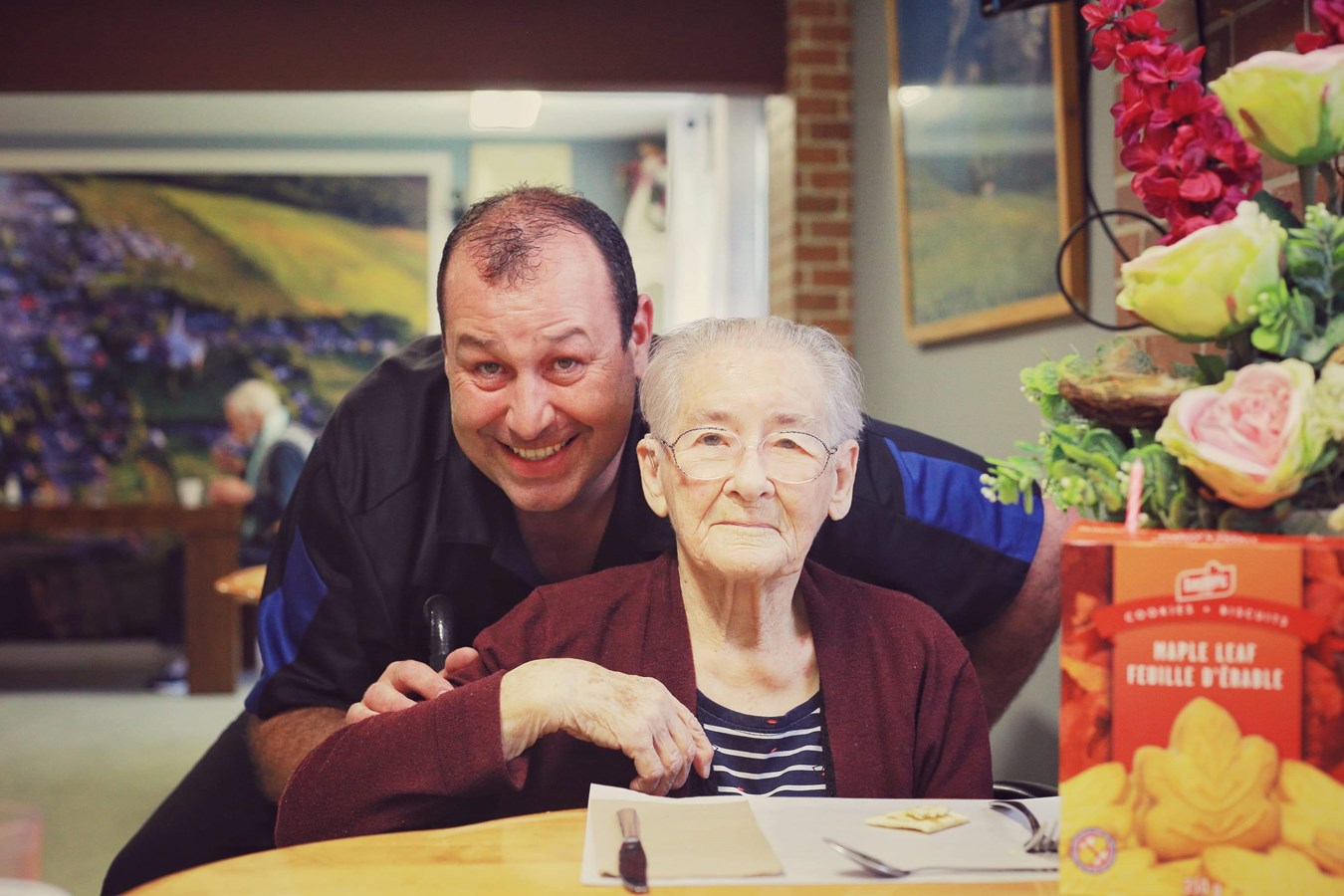 Mme Mariette Jutras célébrait son 104e anniversaire de naissance à la Résidence Wotton dimanche dernier. Elle pose ici en compagnie du propriétaire de l’endroit, M. Marco Laprade. (À noter que l’absence du port du masque sur la photo s’explique en raison du respect de la bulle d’habitation.)