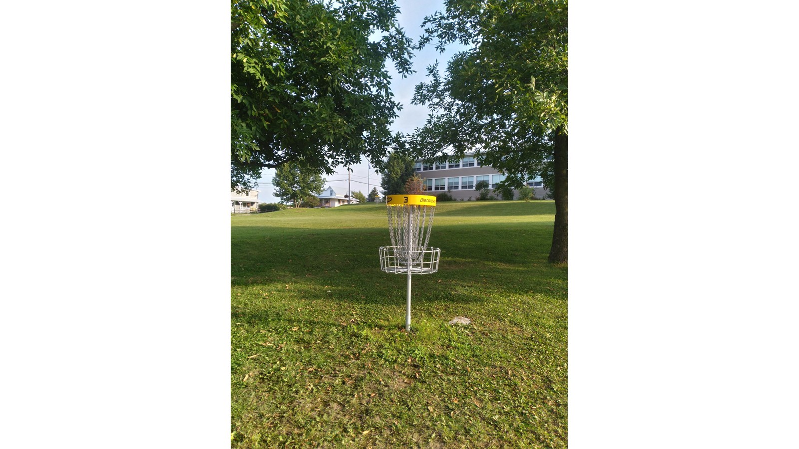 Un parcours de disque-golf à Saint-Claude en collaboration avec l’école Notre-Dame-du-Sourire