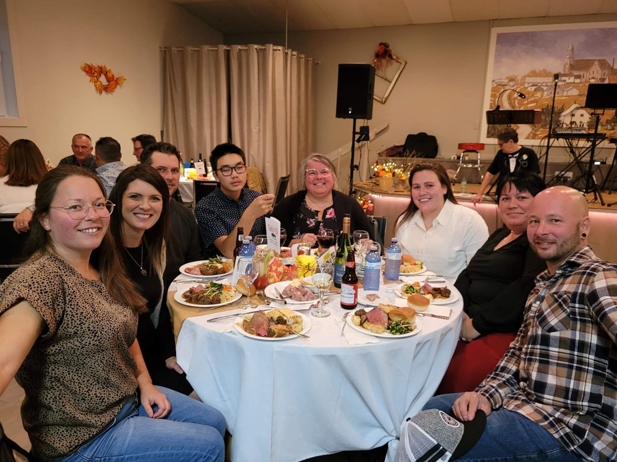 Lors du souper au bison, une table était réservée au Centre de répit Théo Vallières.