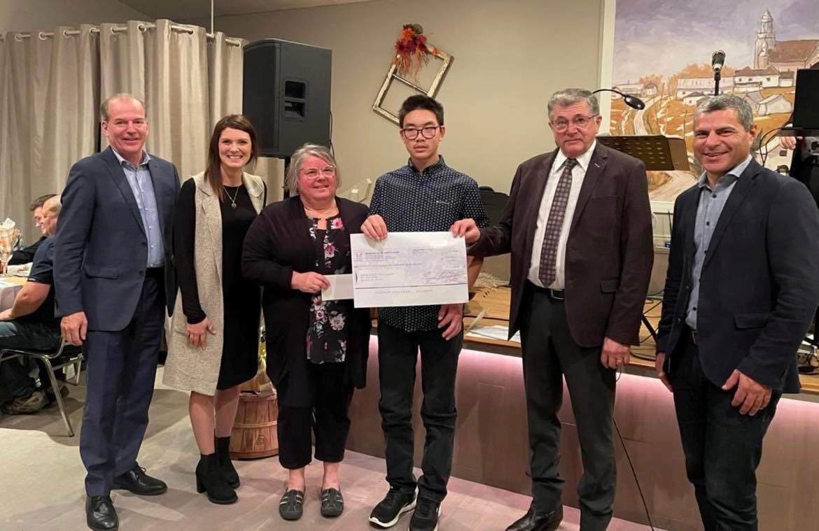 Un chèque de 3010 $ a été remis au Centre de répit Théo Vallière. Sur la photo, on reconnaît André Bachand, député de Richmond, Vicky Lassonde, une mère qui bénéficie des services du Centre de répit, Roxanne Vallières, Théo Vallières, Hervé Provencher, maire de Saint-Claude, et Alain Rayes, député de Richmond-Arthabaska.