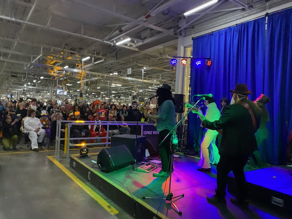 Un groupe de musique pop composé de travailleurs de l’usine a donné un spectacle d’une demi-heure devant les autres employés