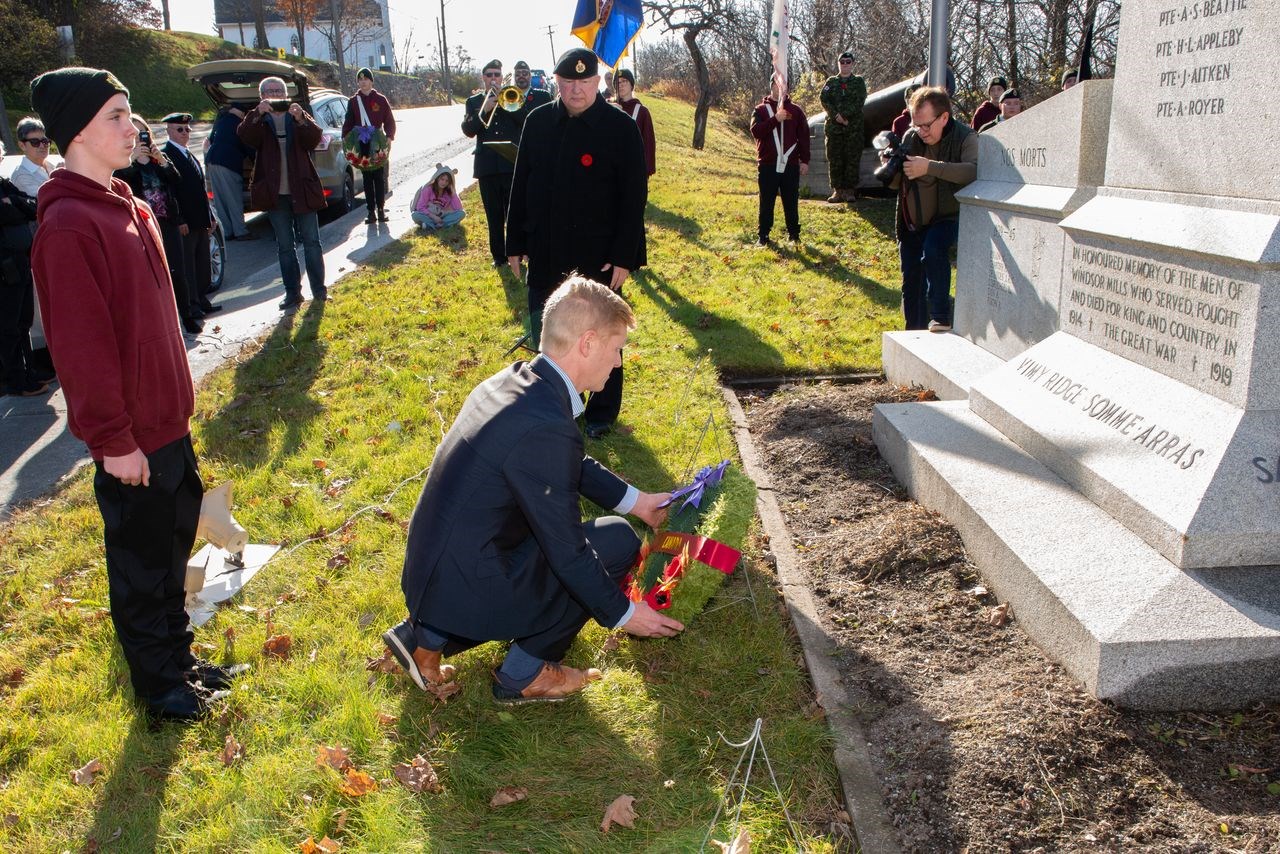 Des couronnes florales ont finalement été déposées au pied du cénotaphe par les dignitaires présents sur place dont Alexandre Mailhot, représentant du député Alain Rayes.