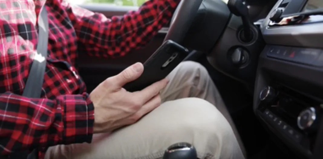 Au volant, pensez à conduire!