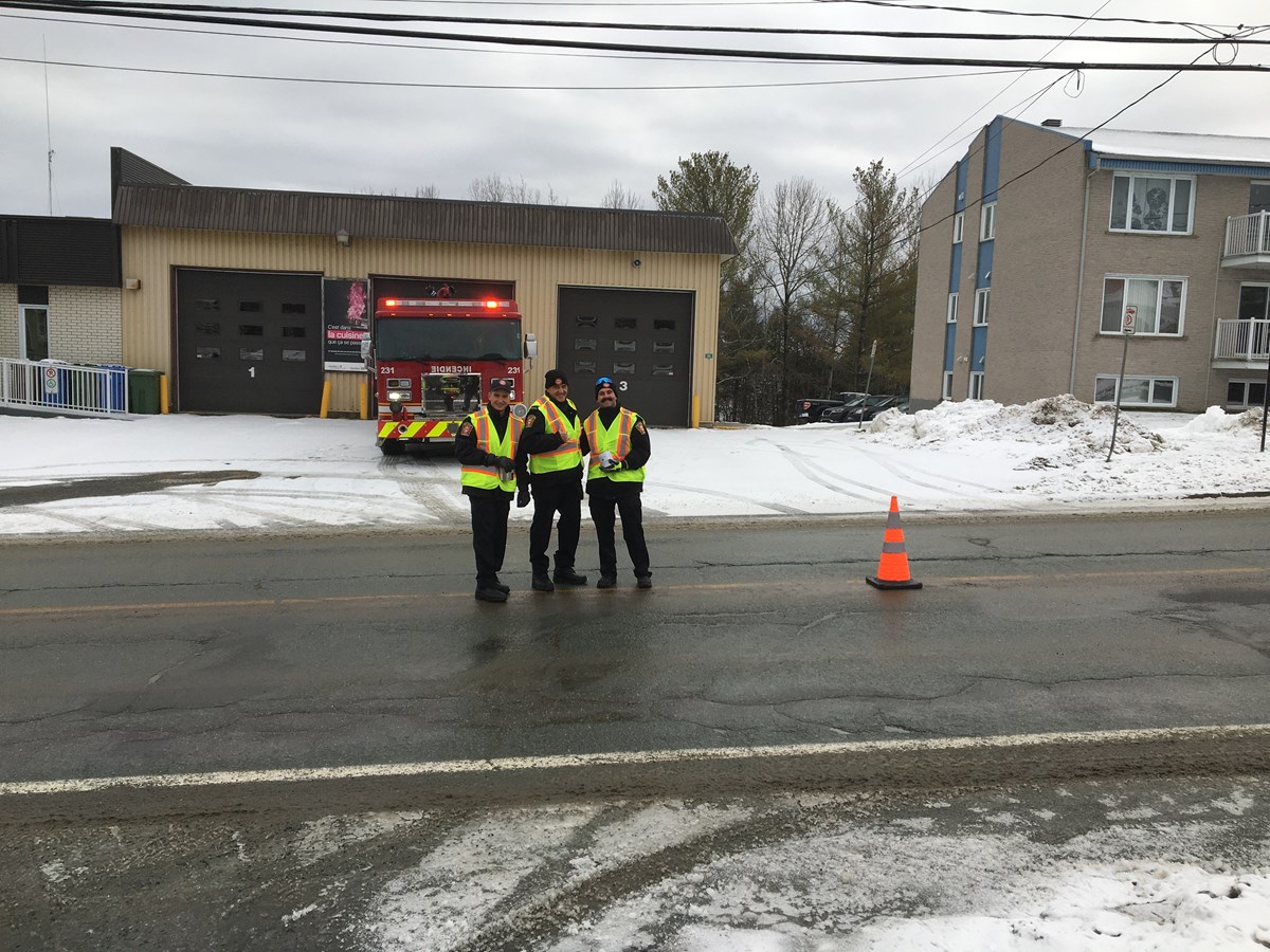 Les pompiers de Saint-François-Xavier-de-Brompton ont amassé des fonds en avant-midi le samedi.