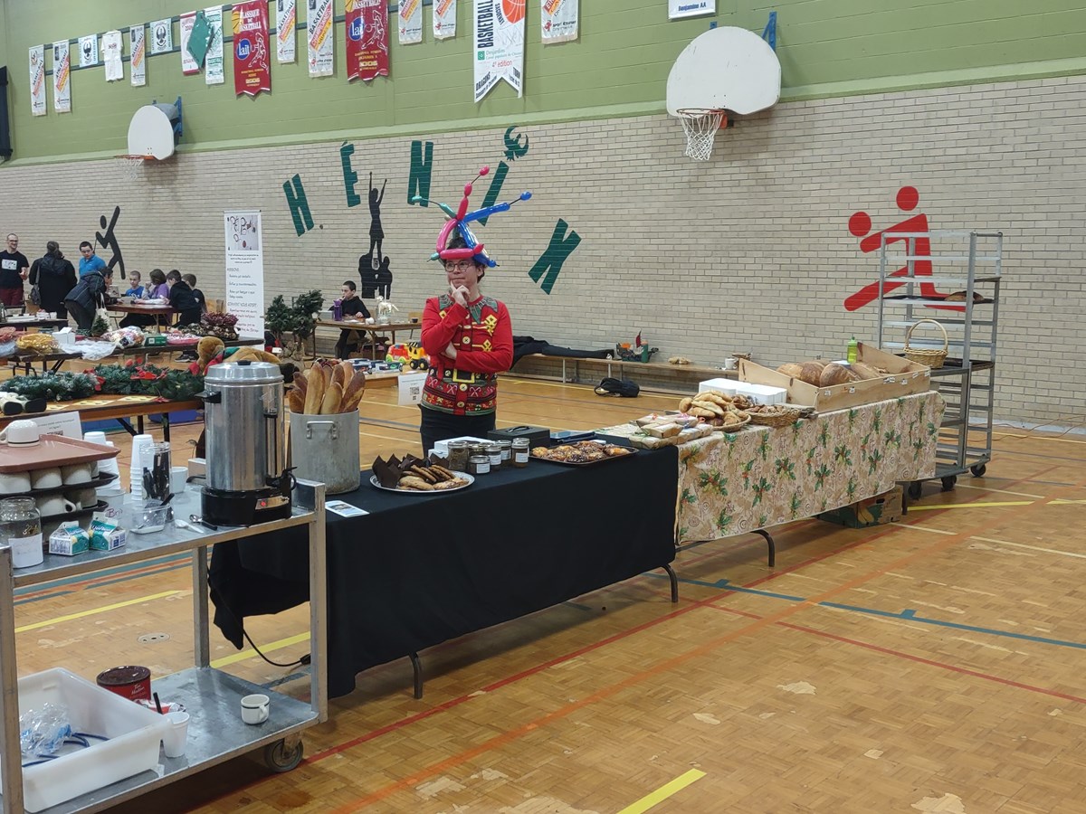 Les jeunes de l’école l’Escale au cœur du marché de Noël de Val-des-Sources