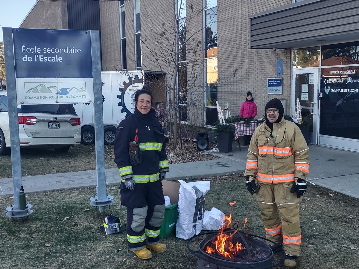 Les jeunes de l’école l’Escale au cœur du marché de Noël de Val-des-Sources
