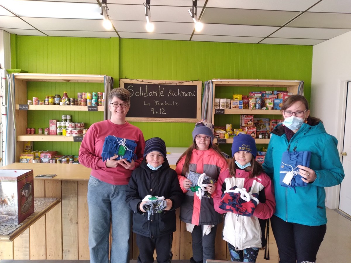 Nous apercevons sur la photo Myriam, de Tabliers en folie, Shane Blake, Kiara MacKay-Williamson, Lexie Hannan, et Mme Scoble.