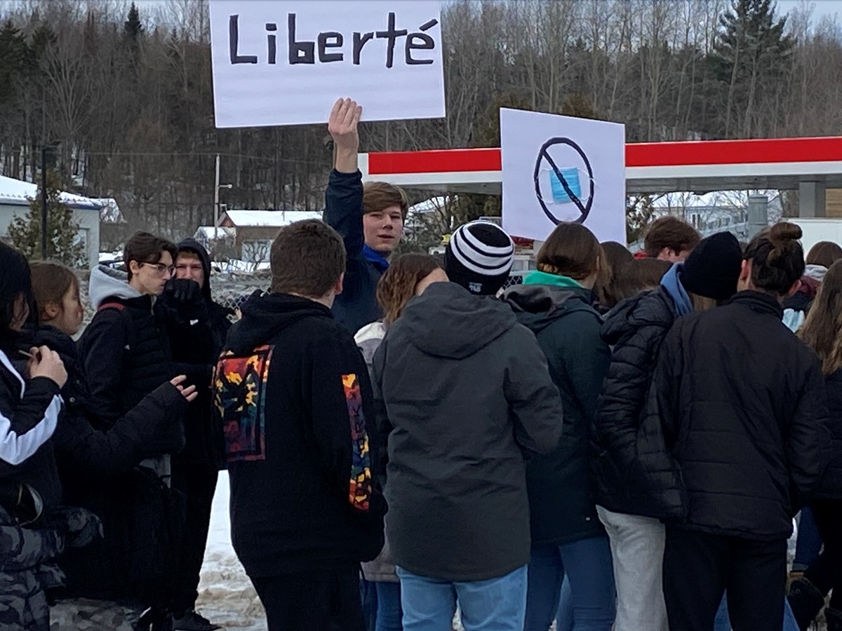 Des élèves du Tournesol manifestent contre le port du masque