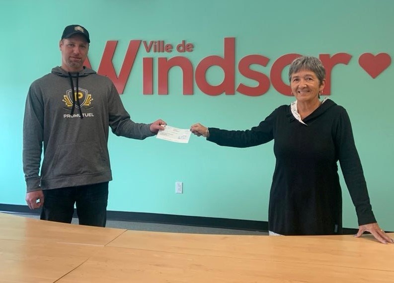 Yannick Gendreau, président de l’Association du hockey mineur de Windsor et Sylvie Bureau, mairesse de Windsor.
