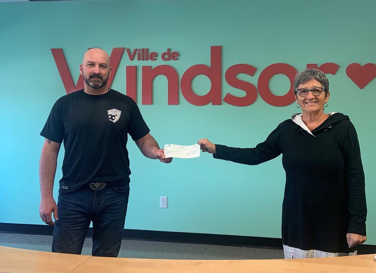 Martin Tremblay, président de l’association du soccer mineur de Windsor et Sylvie Bureau, mairesse de Windsor.