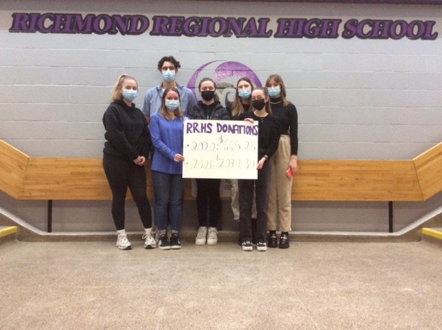 Bianca Boisvert, Eduardo Araujo, Alexandra Adam, Carl Coddington, Angelie Fredette, Abigail Moore et Lucretia Coddington du Richmond Regional High School Student Council.