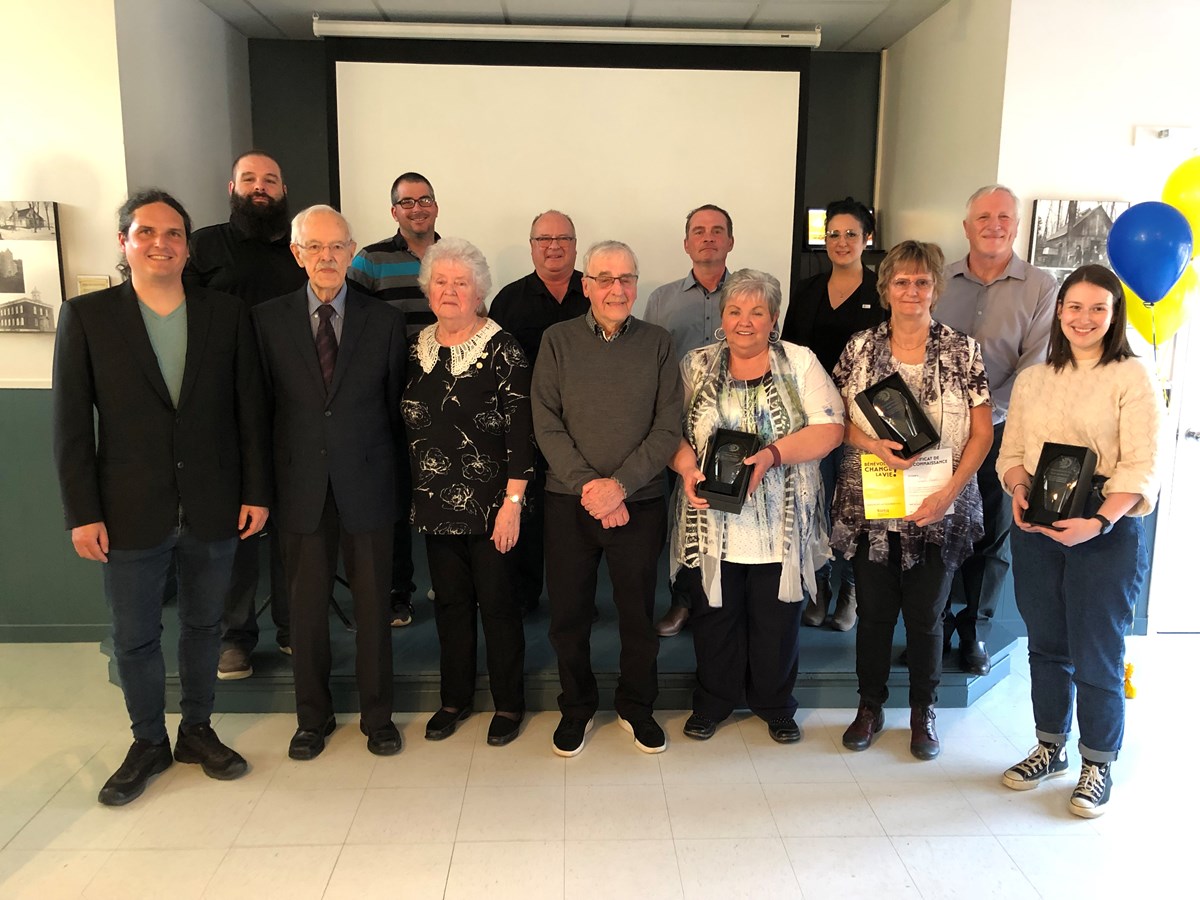 À l’avant, on voit le maire, Adam Rousseau ainsi que Jean-Guy Hamel (bénévole 2022), Floriane Chabot Richard et Gérard Robert qui ont reçu la médaille du Lieutenant-gouverneur, Danielle Vidal (bénévole2021), Josée Picard (bénévole 2022) et Rebecca Bilodeau (bénévole 2020).À l’arrière, on aperçoit les conseillers Alexandre Roy, Karl Frappier, Michel Frappier, René Lapierre et Claude Paulin ainsi que la conseillère Cheryl Labrie.