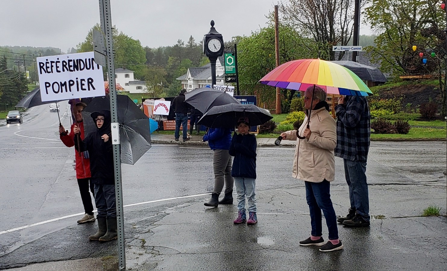 Une quarantaine de personnes se sont relayées jeudi dernier, au parc de l’Horloge, près de la caserne de pompier, pour manifester leur opposition au projet de fermeture du service incendie de Saint-Denis-de-Brompton.
