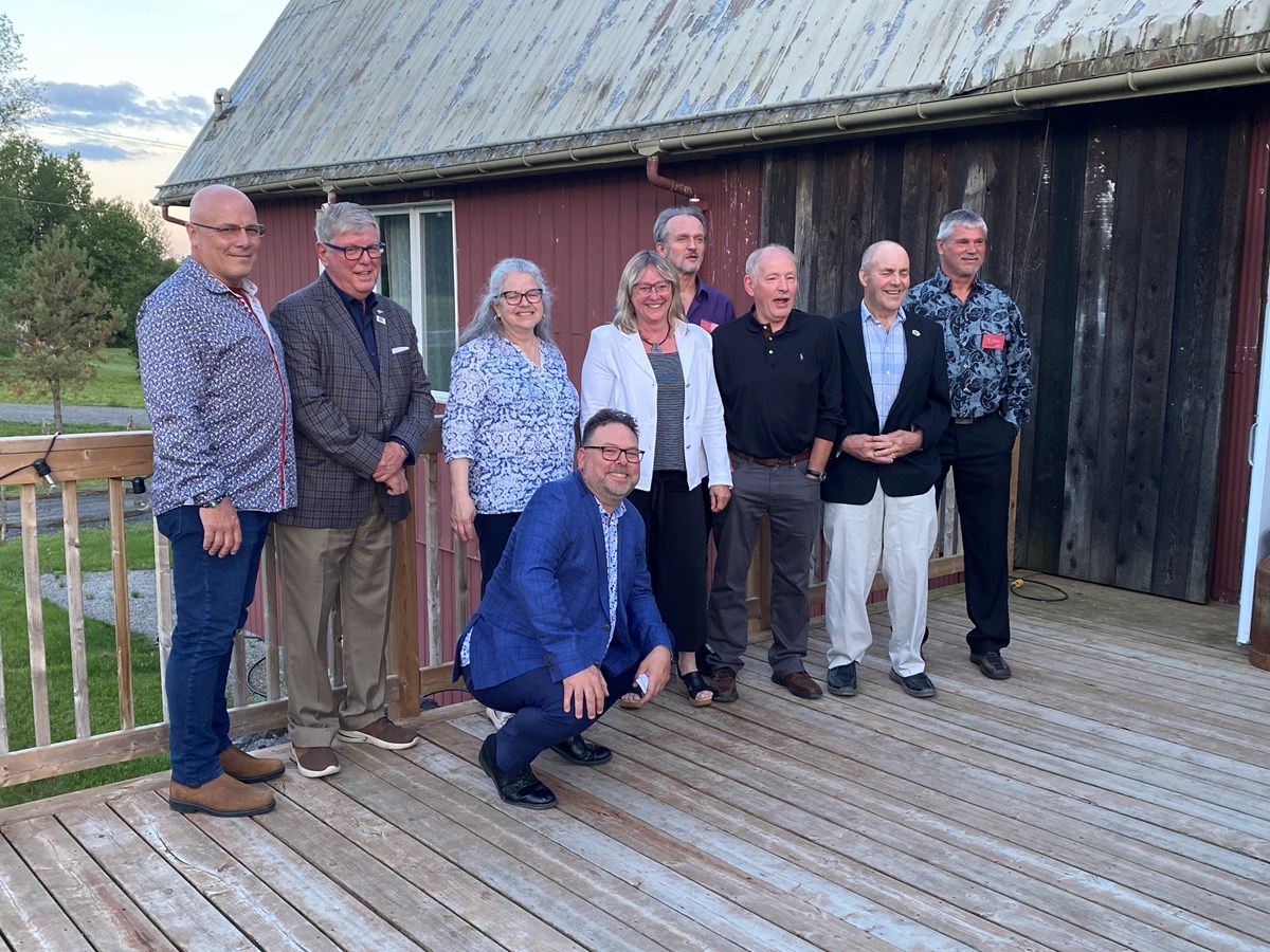Les maires et les mairesses en compagnie de certains membres de la Chambre de commerce et d’industrie de la région de Richmond.