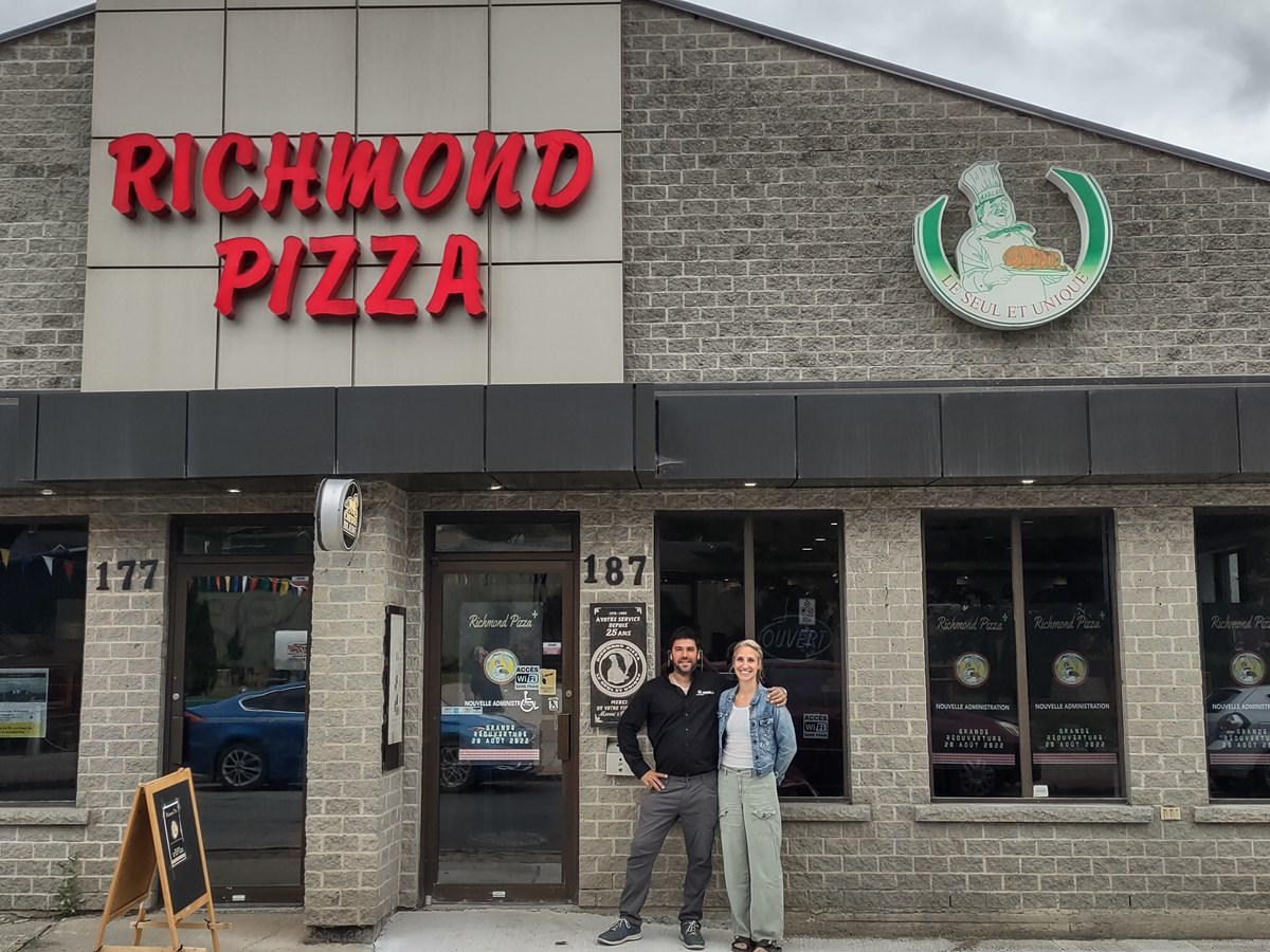 M. Jonathan Gravel et Mme Nathalie Privé, sont les nouveaux propriétaires du Restaurant Richmond Pizza + de Richmond.