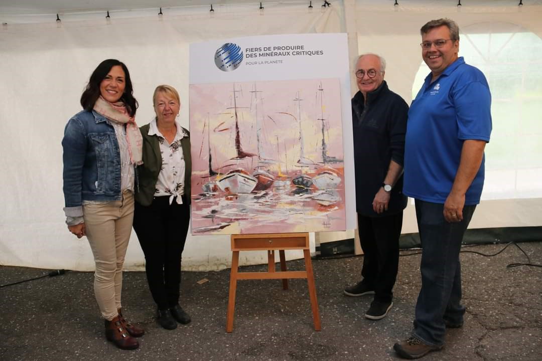 Manon Tétreault Présidente d’honneur et créatrice de la toile du tirage commandité par l’entreprise Alliance Magnésium, la gagnante, Réjeanne Perreault, le président fondateur Rénald Gauthier, ainsi que l’actuel président du C.A. du Symposium des arts, Alain Caron.